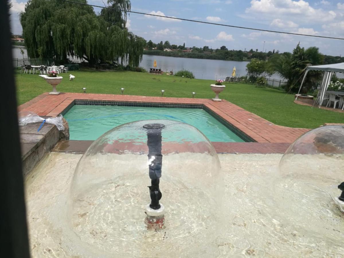 The Lakehouse Guest House Brakpan Vliegveld Exteriör bild